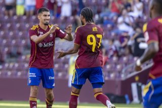 Alexis Antunes (à gauche) et Servette ont l'occasion d'enfin lancer leur saison samedi (archives). KEYSTONE/SALVATORE DI NOLFI
